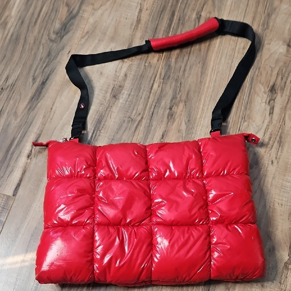 ISkin Summit 15 Q.West Vibrant Red Quilted Puffer Laptop Bag